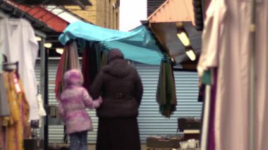 Dewsbury 'deki piyasa durağanlık işi, geniş çaplı alışverişçiler 4K' lık seçici odaklanma. 