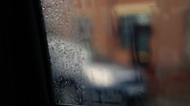 Yağmurlu bir günde araba camından bakarken yavaş çekimde seçici odağı kapat