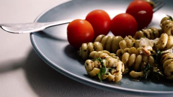 Spinach Dan Pasta Kacang Pinus Disajikan Dengan Tomat Dan Focaccia — Stok Video