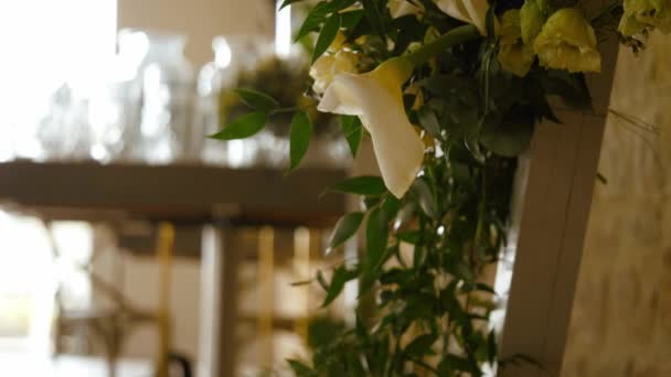 Σύνθεση Λουλούδια Γάμου Στο Χώρο Τελετών Tilting Shot Επιλεκτική Εστίαση — Αρχείο Βίντεο