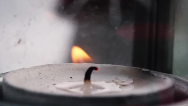 Teelichterkerze Flamme Flackert Einer Laterne Makro Nahaufnahme Zoomaufnahme Selektiver Fokus — Stockvideo