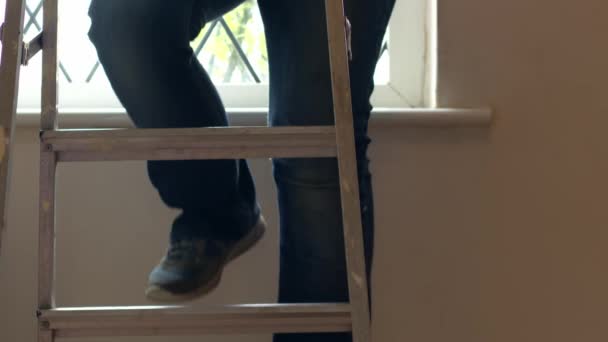 Bacak Tırmanma Merdivenleri Arka Plan Orta Yavaş Çekim Zoom Çekim — Stok video