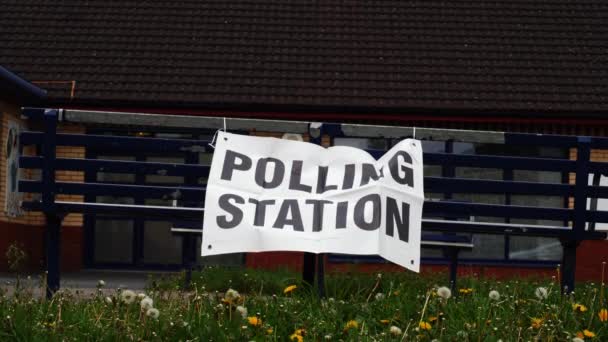 Znak Polling Station Wielkiej Brytanii Ławce Parku Średni Strzał Slow — Wideo stockowe
