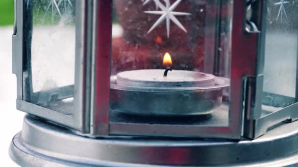 点着的烛焰在灯笼中闪烁着 近距离4K潘宁镜头选择性聚焦 — 图库视频影像