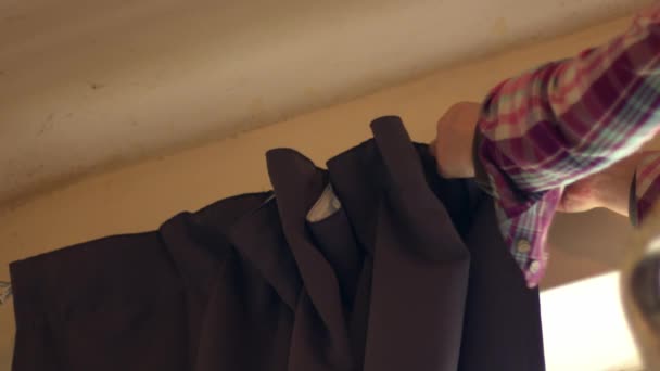 Wanita Menggantung Tirai Jendela Rumah Menutup Shot Slow Motion Selective — Stok Video