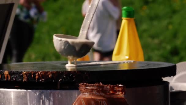 Palacsinta Palacsinta Csokoládé Tetején Utcai Vásár Palacsinta Sütő Közepes Zoom — Stock videók