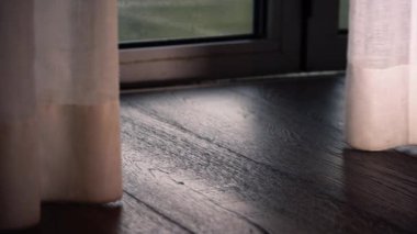 Perdeler rüzgârda savruluyor veranda kapısında 4K seçici odak noktası