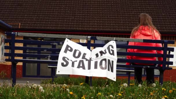 Polling Station Sign British Park Bench Medium Shot Z4K遅い動き選択的フォーカス — ストック動画