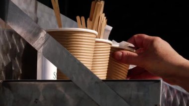 Müşteri marketten kahve alır. Yakın çekim. Seçici odak noktası.