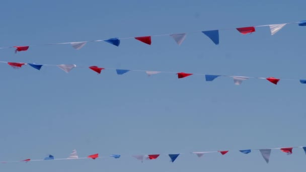 Bunting Vlaggen Voor Koninklijke Viering Tegen Blauwe Hemel Breed Schot — Stockvideo