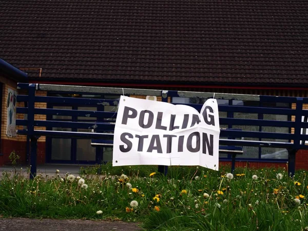 Polling Station Znak Wielkiej Brytanii Ławce Park Szeroki Strzał Selektywny — Zdjęcie stockowe
