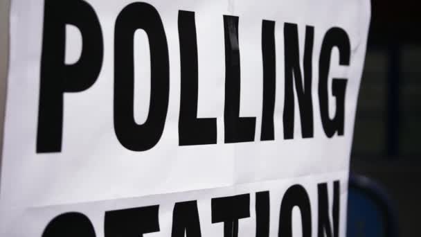 Polling Station Znak Wielkiej Brytanii Bryzie Zbliżenie Strzał Płytki Powolny — Wideo stockowe