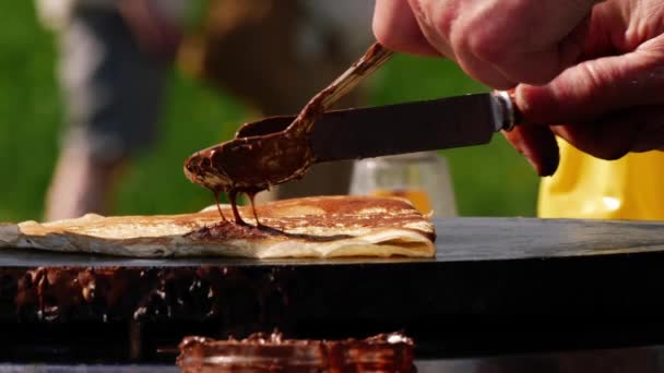 Виготовлення Млинців Шоколадною Начинкою Вуличній Виставці Середньому Масштабі Вибіркового Фокусу — стокове відео