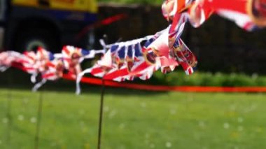 Bunting of Union Jacks İngiliz bayrağı Kral Charles Taç Giyme Töreni medyum 4k seçici odak noktası