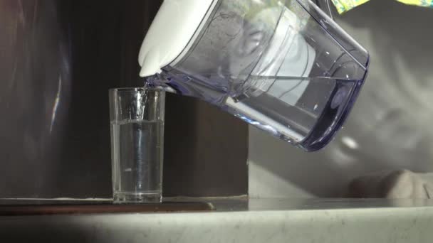 水フィルターから水のガラスを注ぐ女中出しスローモーション4K選択的フォーカス — ストック動画