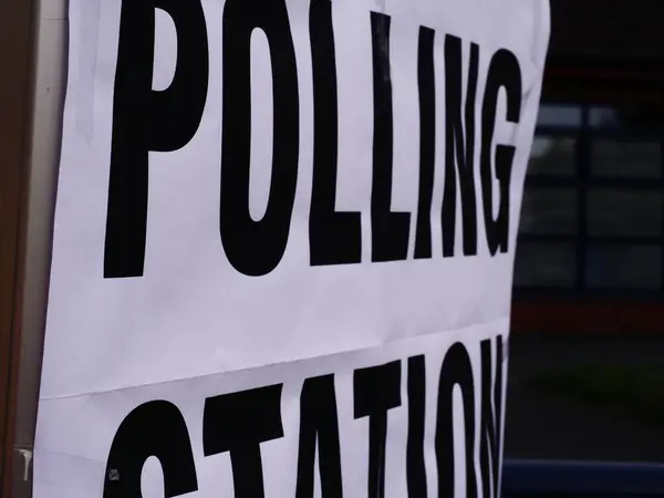 英国の投票所の標識を閉じるショット選択的フォーカス — ストック写真