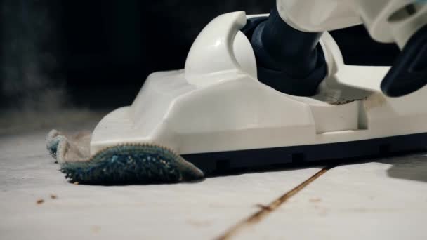 Sprzątanie Brudnej Podłogi Kuchni Odkurzaczem Parowym Zbliżenie Zoom Shot Selektywny — Wideo stockowe