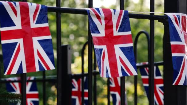 Union Jackの禁止ロイヤルお祝いストリートパーティーのための英国の旗中ズームショット選択的フォーカス — ストック動画