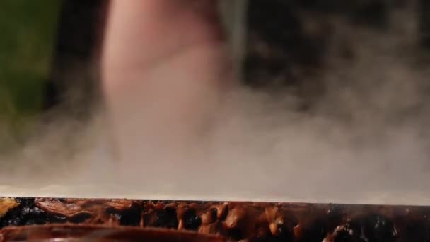 Dohányzás Forró Palacsinta Tűzhely Főzés Utcai Vásár Közelkép Zoom Lassított — Stock videók