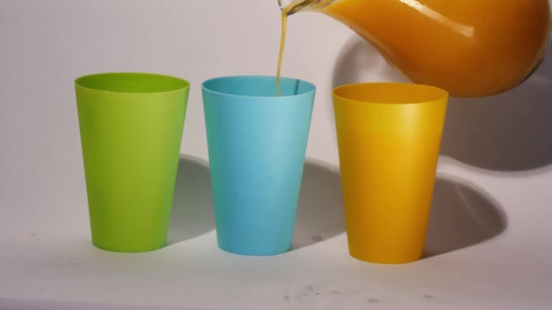 Renkli Şişelere Taze Portakal Suyu Dökülüyor Yavaş Çekimde Seçici Odaklanma — Stok video