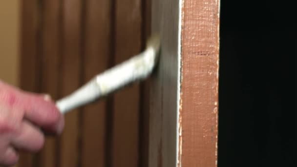 Evi Süsleyerek Bir Kapıyı Altın Kaplamayla Boyayarak Orta Yavaş Çekimde — Stok video