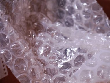 Kırılgan ögeler için baloncuk ambalajı seçici odak noktasını kapat