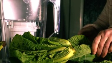 Kadın, yemek pişirmek için taze ve sağlıklı sebzeler hazırlıyor. 4k yavaş çekim seçici odak noktası.