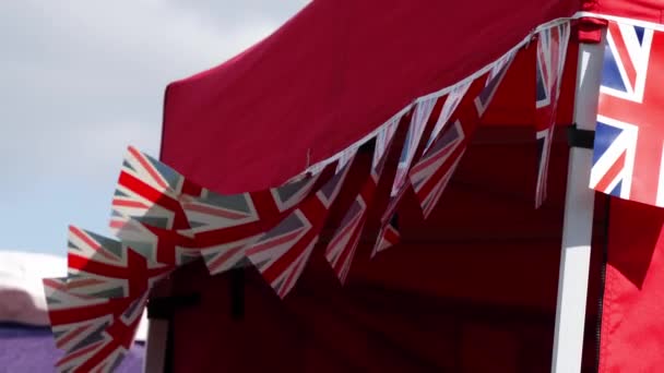 Union Jackの禁止ロイヤルお祝いストリートパーティーのための英国の旗中ズームショット選択的フォーカス — ストック動画