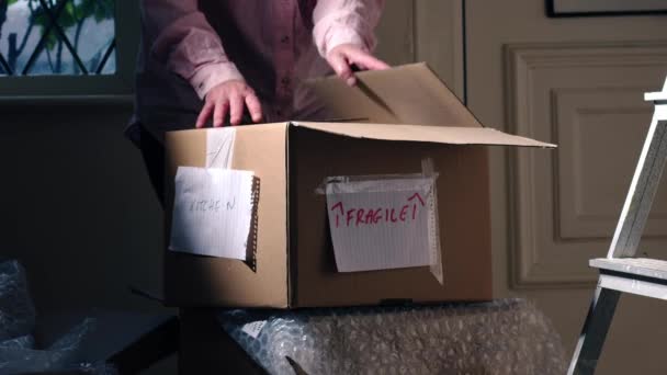 Karton Kutularla Eve Taşınırken Yavaş Çekim Seçici Odak Noktası — Stok video