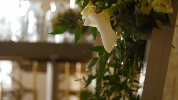 Arranjo Flores Casamento Local Cerimônia Zoom Inclinação Tiro Foco Seletivo — Vídeo de Stock