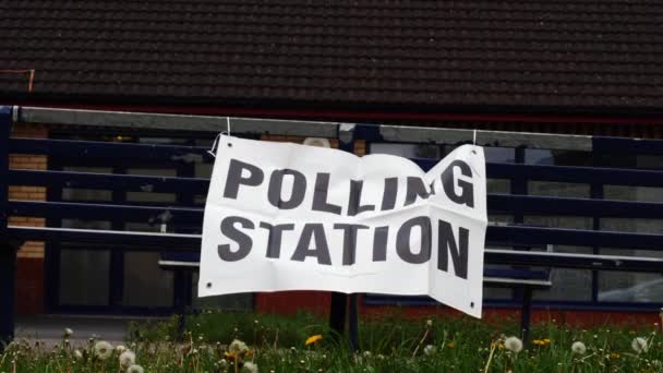 英国の投票所のサインオンパークベンチ中ショットズームスローモーション選択的フォーカス — ストック動画