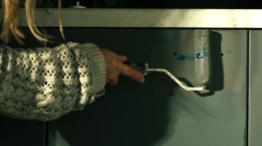 Mutfak makyajı. Boyalı bir dolap kapısı. Orta yavaş çekimde yakınlaştırma. 