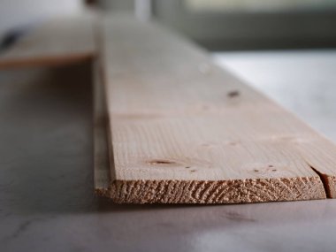 Marangozluk atölyesinde çam ağacından yapılmış boncuklar. Seçici odağı kapat.