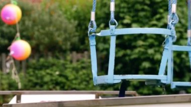 Fuar sandalyesi salıncakta salıncak, orta büyüklükte, yavaş çekim, seçici odaklanma.