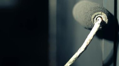 Mutfak makyajı. Boya silindirli bir dolap kapısı. Yavaş çekim 4k seçici odak noktası. 