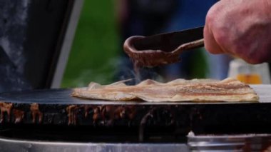 Krep fırınındaki panayırda çikolatalı krep yapmak seçici odak noktası.