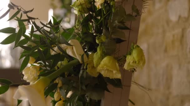 Tören Salonunda Düğün Çiçeği Aranjmanı Seçici Bir Odak Noktası — Stok video