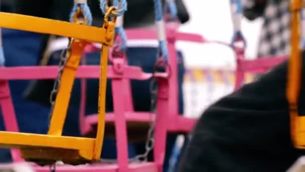 Fairground Krzesło Huśtawka Jazda Zabawy Targi Średni Zoom Strzał Wolny — Wideo stockowe