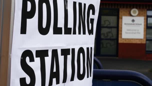 Знак Избирательного Участка Великобритании Ветру Закрыть Снимок Замедленной Съемки Избирательный — стоковое видео