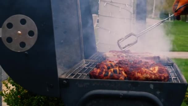 喫煙で鶏肉を調理バーベキューグリル中スローモーションズームショット選択的フォーカス — ストック動画