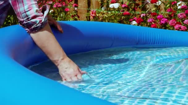 슬로우 모션을 선택적으로 수있는 아첨할 수없는 수영장 — 비디오