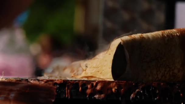 초콜릿 거리에서 초콜릿으로 케잌을 만드는 포커스를 크레이프 — 비디오
