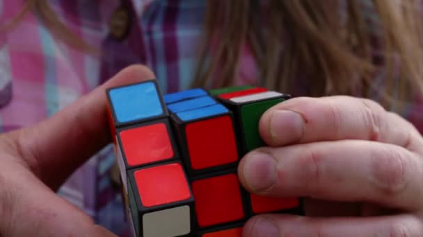 Rubiks Kub Försöker Lösa Svåra Pussel Närbild Skott Selektivt Fokus — Stockvideo