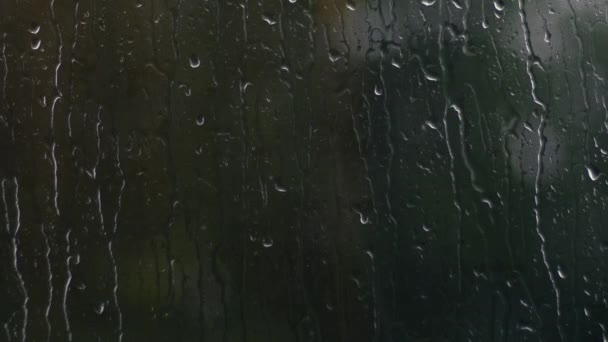 Kasvetli Yağmurlu Bir Günde Penceredeki Yağmur Damlaları Yavaş Çekim Seçici — Stok video