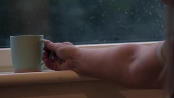 Minum Cangkir Kopi Panas Dengan Latar Jendela Hujan Medium Shot — Stok Video