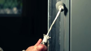 Mutfak makyajı. Boyalı bir dolap kapısı. Orta boy, yavaş çekim zoom. 