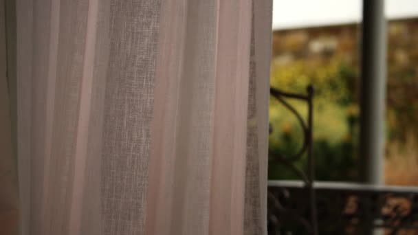 窗帘展示了乡村宾馆缩放慢镜头选择焦点的庭院景观 — 图库视频影像