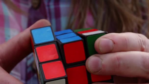 Rubiks Kub Försöker Lösa Svåra Pussel Närbild Skott Selektivt Fokus — Stockvideo