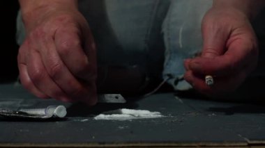 Kokain hazırlayan uyuşturucu bağımlısı yavaş çekimde 4k seçici odaklanma gösteriyor