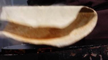 Krep fırınındaki sokak panayırında çikolatalı krep yaparken 4K 'lık seçici odak noktasını kapat.